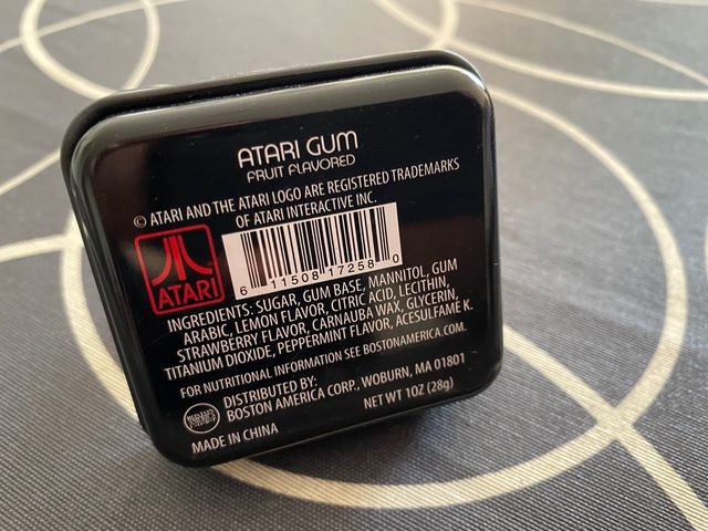 Caja con diseño del mando Atari