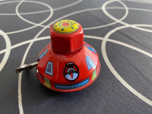 Juguete Ovni de hojalata con cuerda