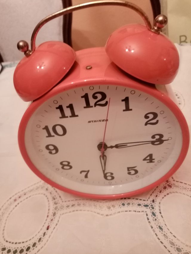 Despertador naranja.