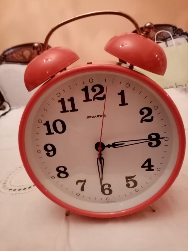 Despertador naranja.