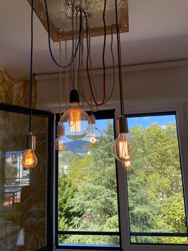 Lámpara de diseño con 6 bombillas.