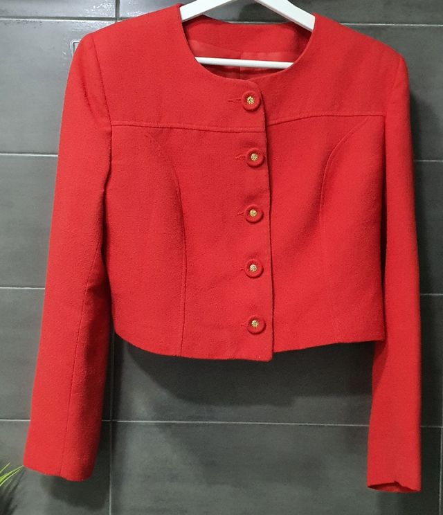 Chaqueta corta de color rojo de El Corte Inglés.
