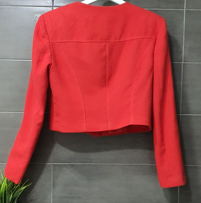 Chaqueta corta de color rojo de El Corte Inglés.