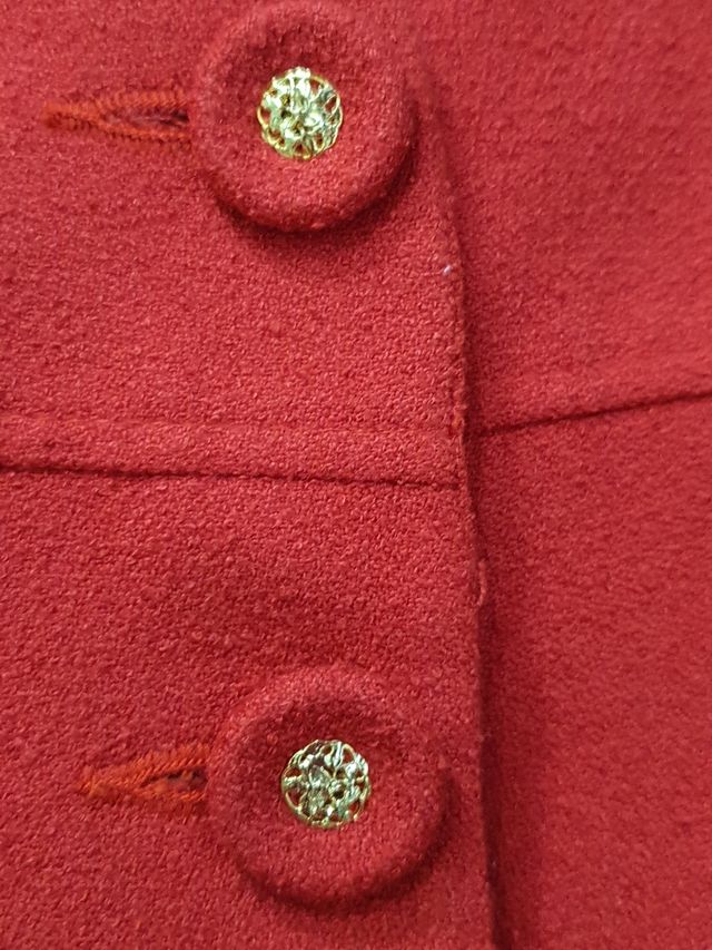 Chaqueta corta de color rojo de El Corte Inglés.