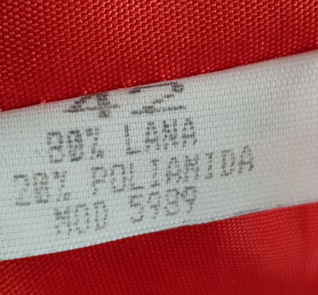 Chaqueta corta de color rojo de El Corte Inglés.