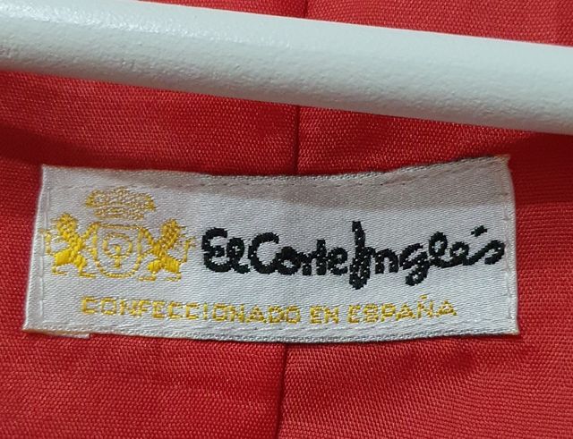 Chaqueta corta de color rojo de El Corte Inglés.