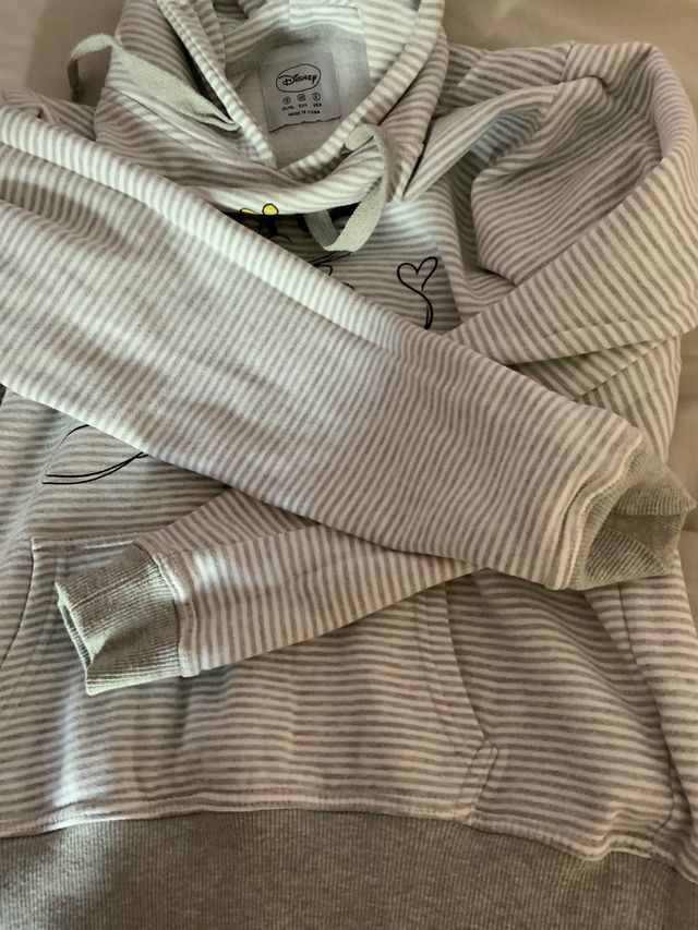 Sudadera de rayas gris y blanca de minie y mickey