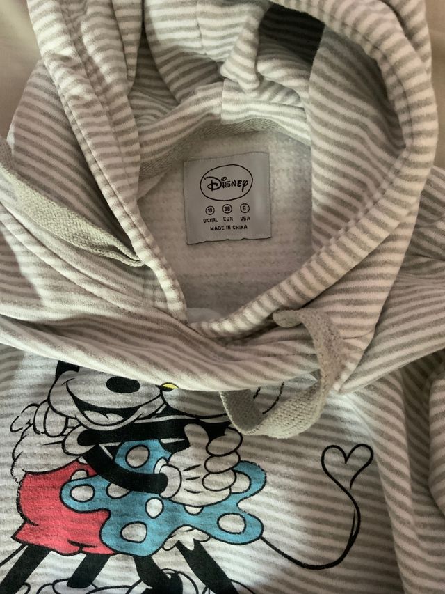 Sudadera de rayas gris y blanca de minie y mickey