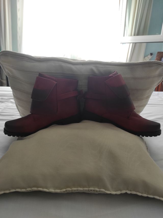 Botines talla 37, color vino, completamente nuevos