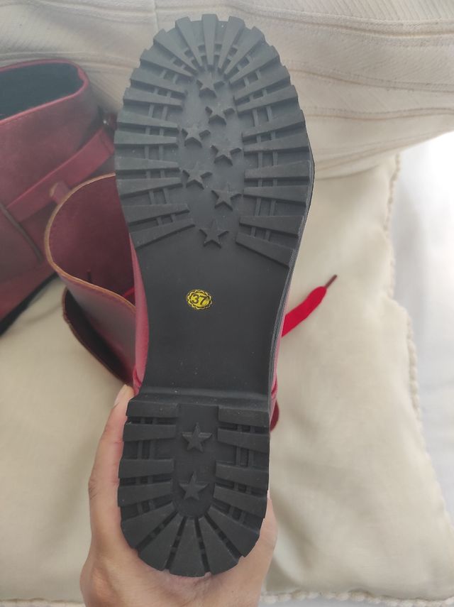 Botines talla 37, color vino, completamente nuevos