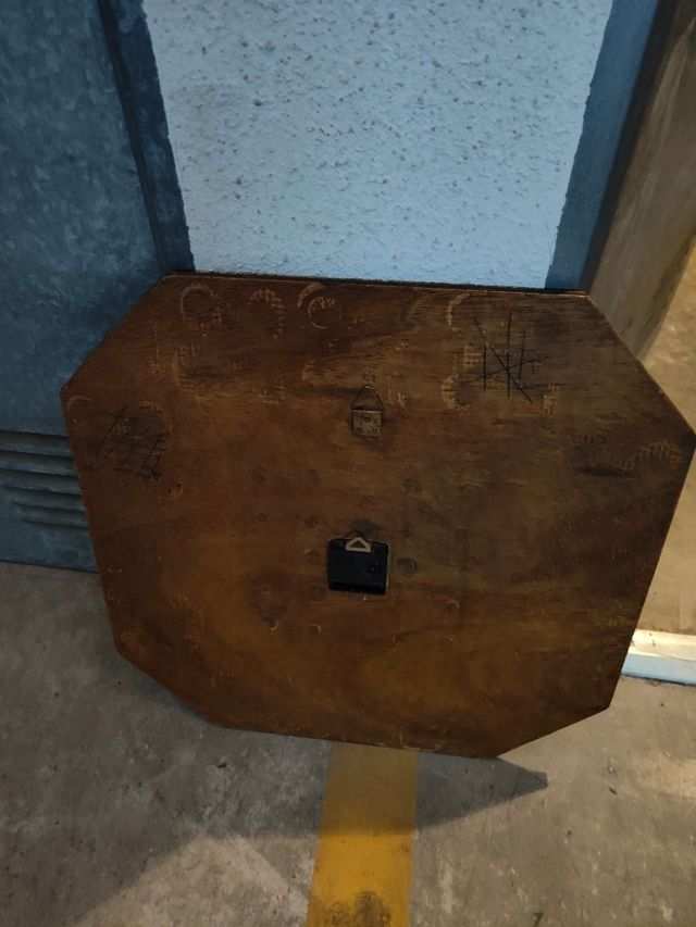 Reloj antiguo artesanal.