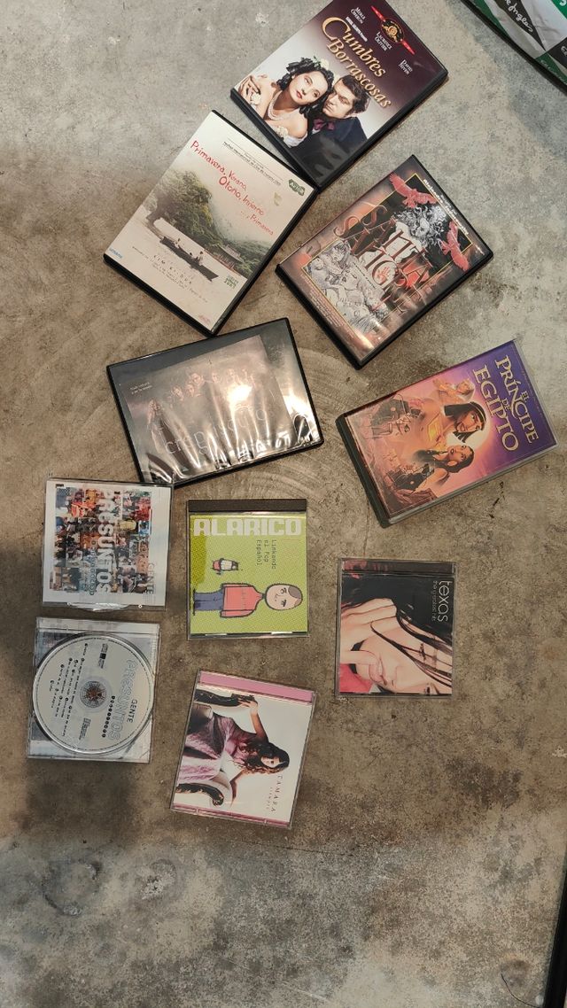 Lote diferentes cassettes, videos,DVDs películas .