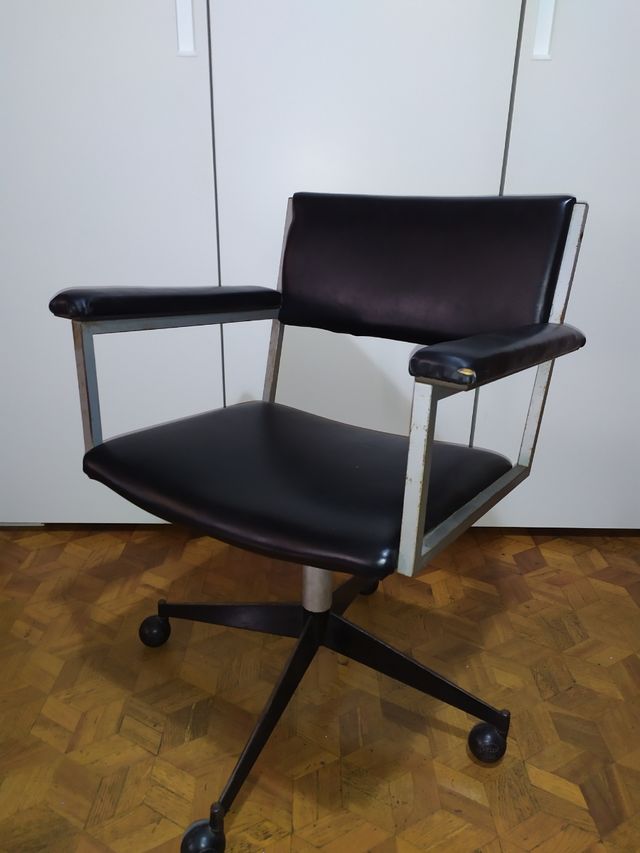 sedia in pelle con rotelle velca