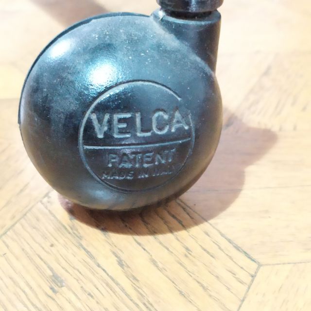 sedia in pelle con rotelle velca