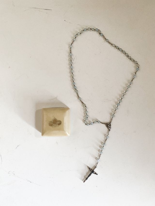 Collana crocifisso con palline turchesi unisex