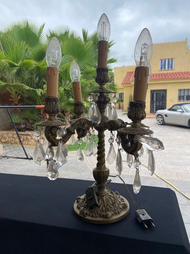 Pareja de calendrabos antiguos con luz.