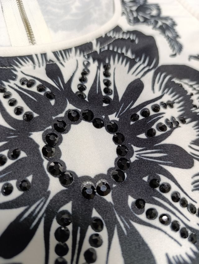 Vestido blanco y negro de 101 idees.