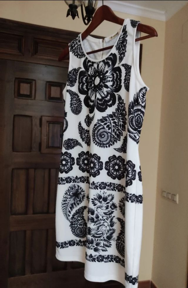 Vestido blanco y negro de 101 idees.