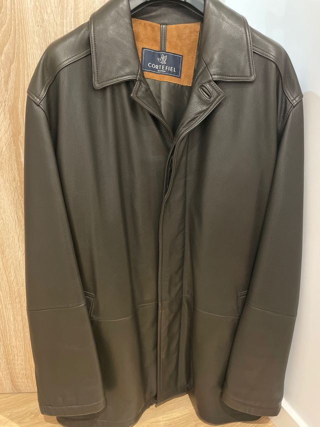 Chaquetón de piel color marrón oscuro