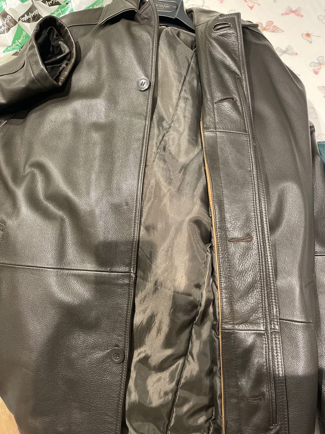 Chaquetón de piel color marrón oscuro