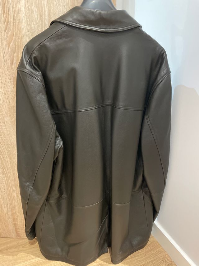 Chaquetón de piel color marrón oscuro