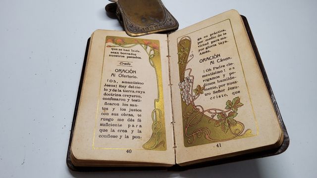 Libro religioso ”Horas Divinas”. Devocionario