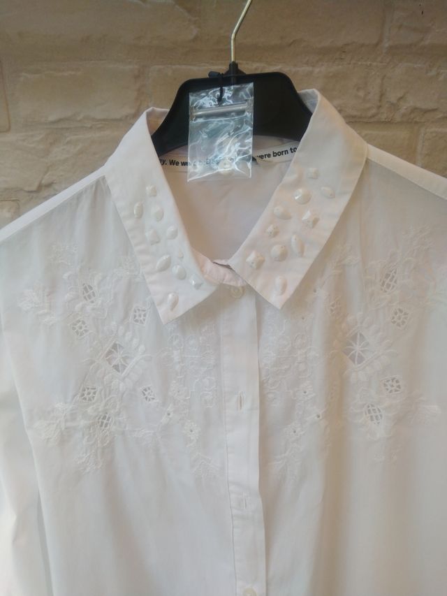 VENDO BLUSA BORDADA DE DESIGUAL