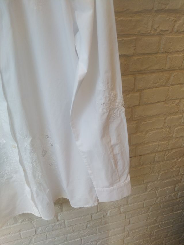 VENDO BLUSA BORDADA DE DESIGUAL