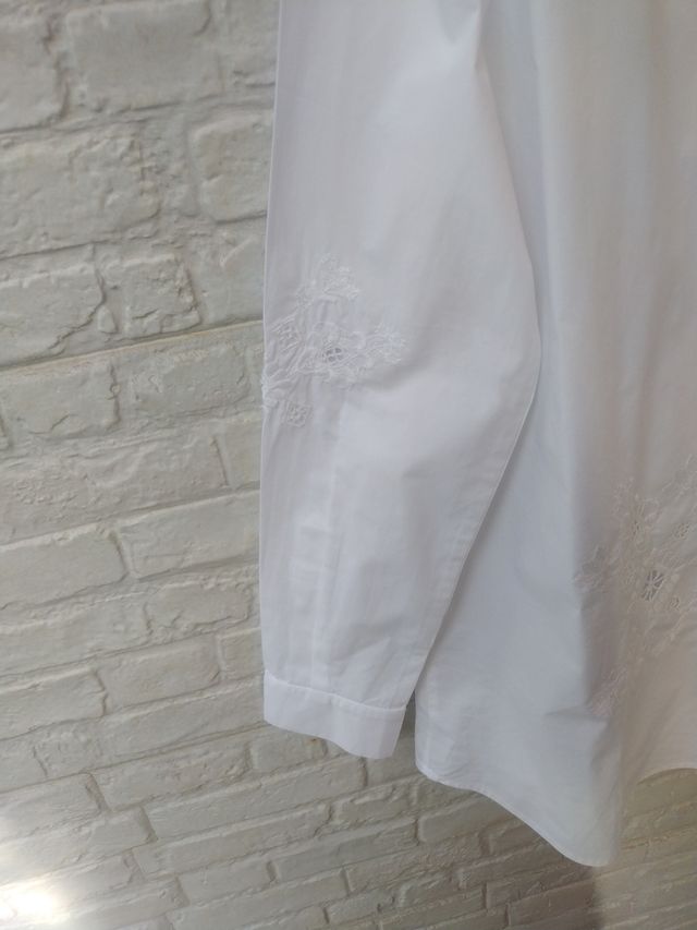 VENDO BLUSA BORDADA DE DESIGUAL