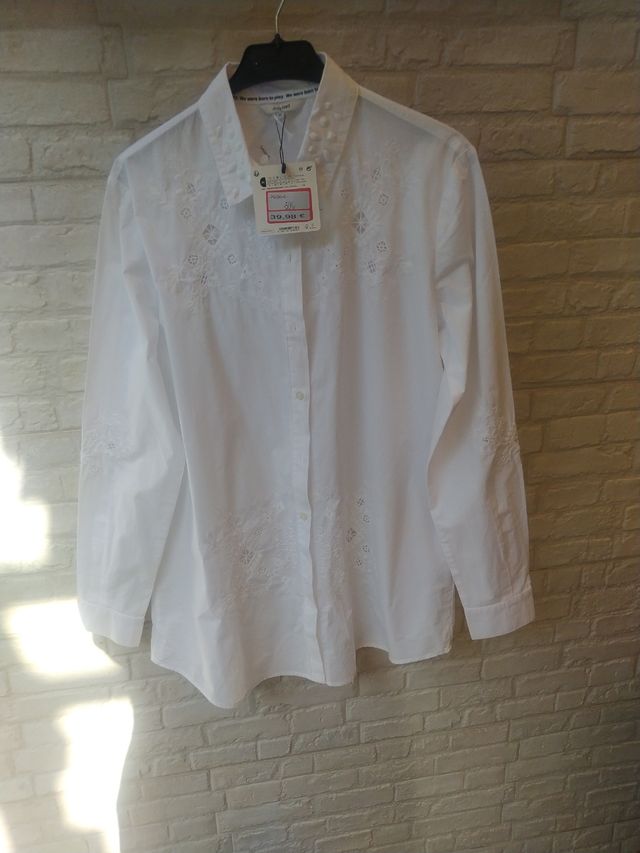 VENDO BLUSA BORDADA DE DESIGUAL