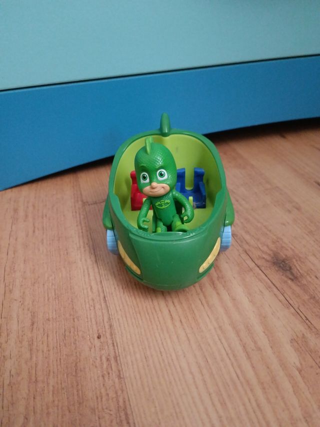 pijamax. coche verde con muñeco