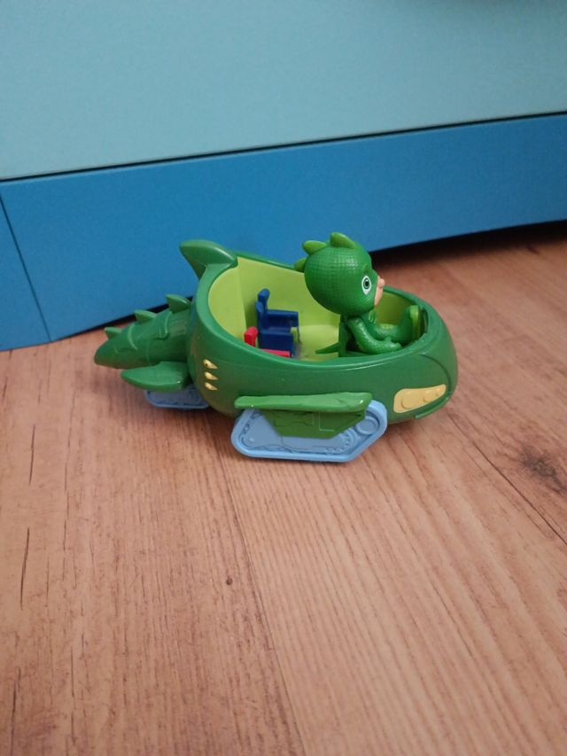 pijamax. coche verde con muñeco