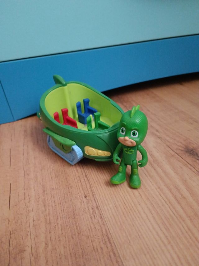 pijamax. coche verde con muñeco