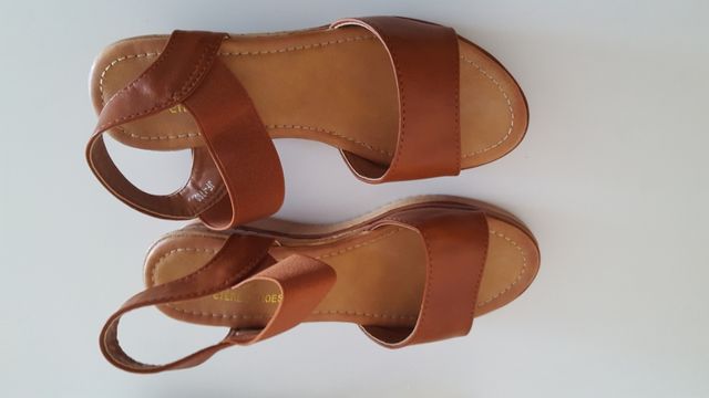Sandalias de cuero con cuña.