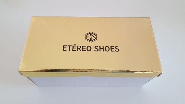 Sandalias de cuero con cuña.