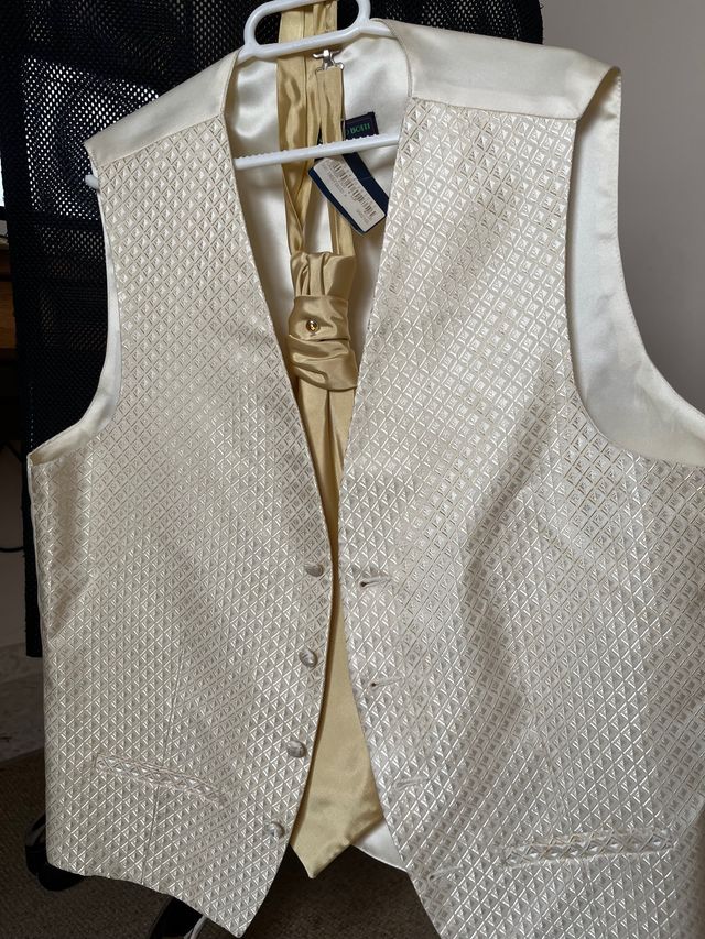 Chaleco y corbaton a estrenar novio