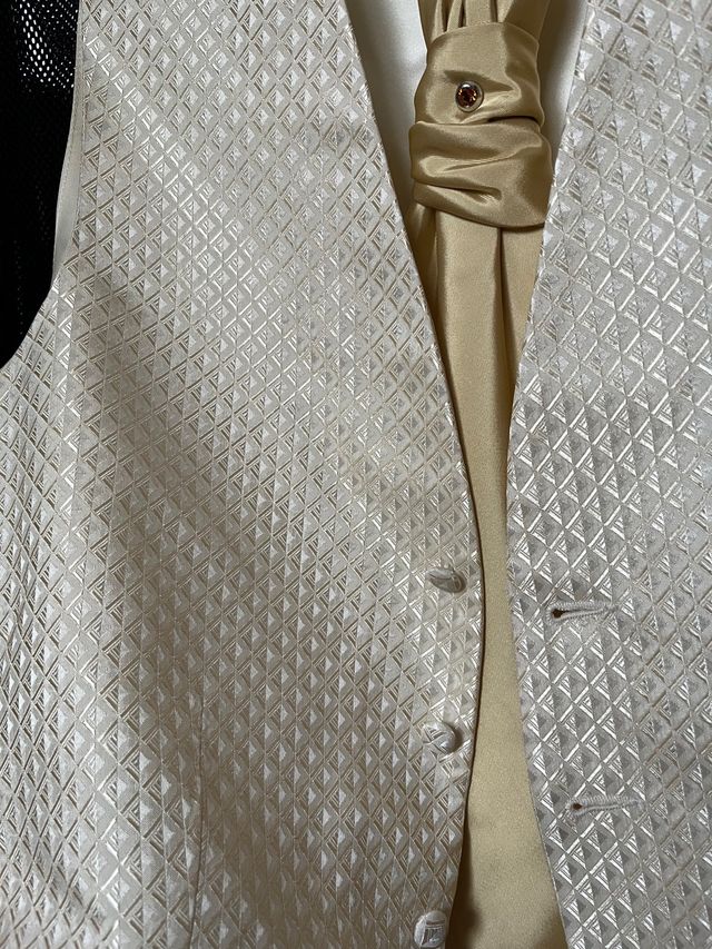 Chaleco y corbaton a estrenar novio