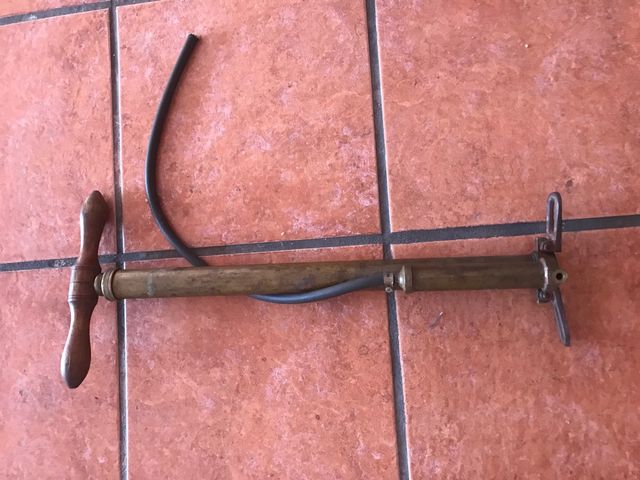 Bomba marca Ursus para inflar ruedas