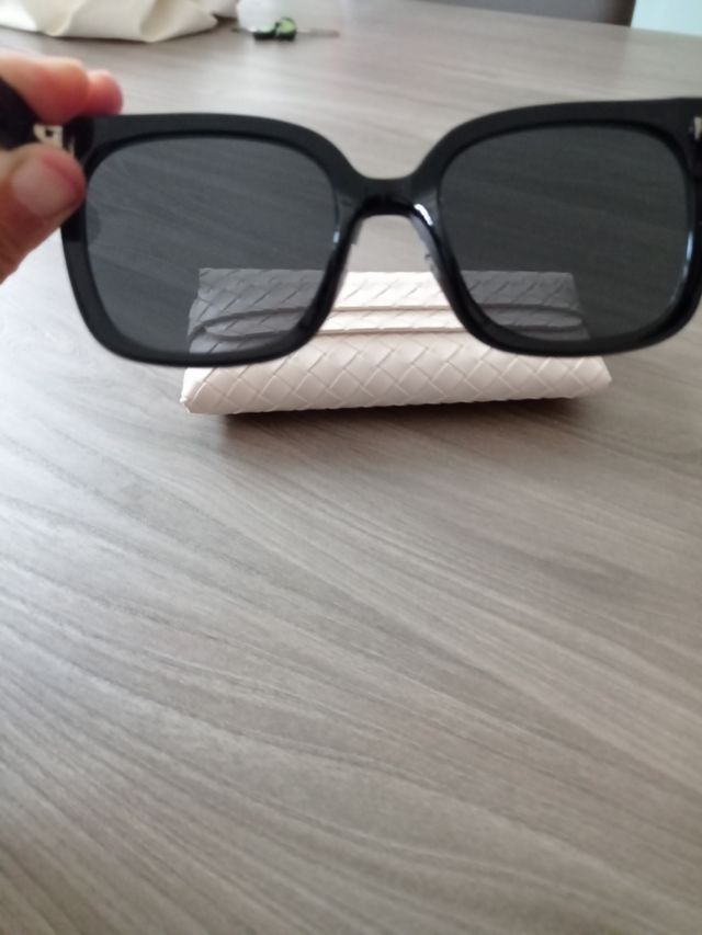 Occhiali da sole neri, nuovi