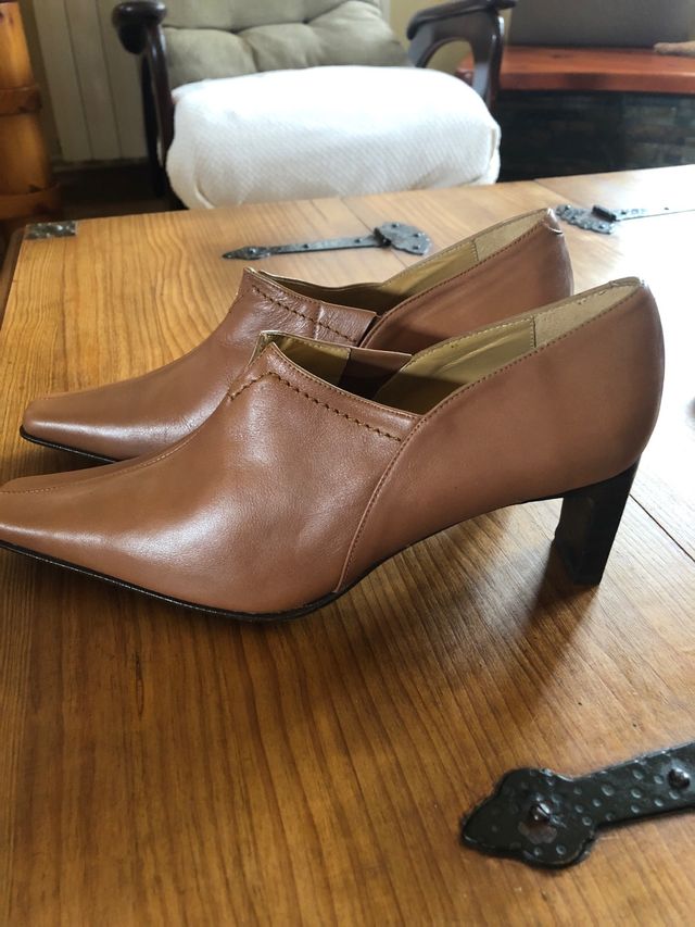 Zapatos de piel nuevos a estrenar