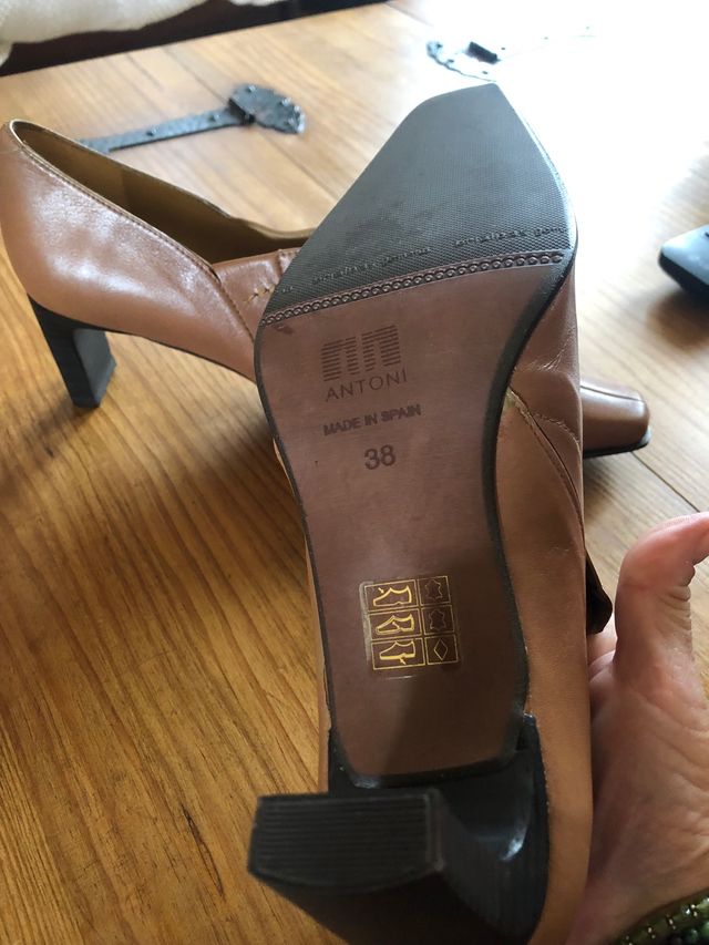 Zapatos de piel nuevos a estrenar