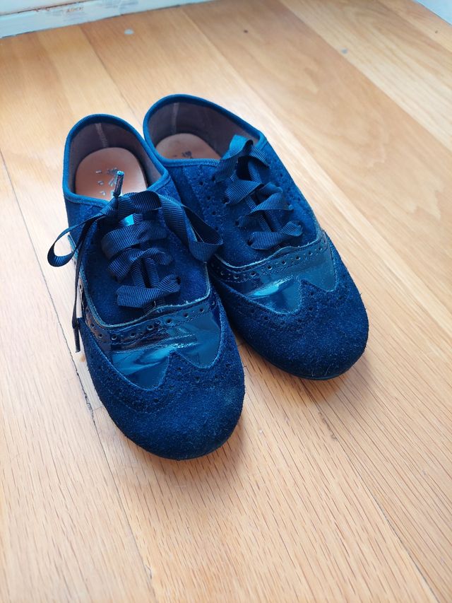 Zapatos niña en ante y charol. Usados una vez.