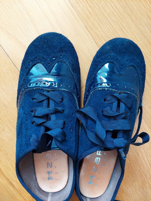 Zapatos niña en ante y charol. Usados una vez.