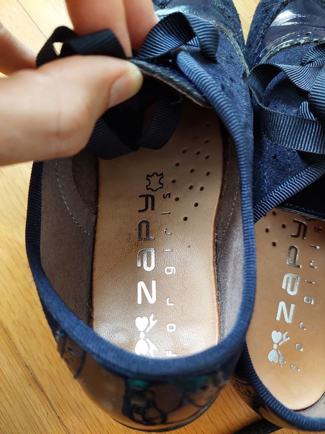 Zapatos niña en ante y charol. Usados una vez.