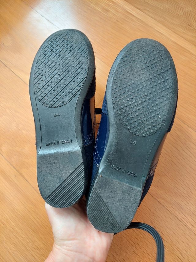 Zapatos niña en ante y charol. Usados una vez.