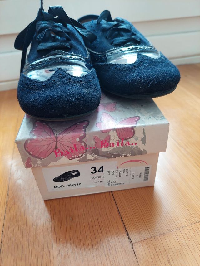 Zapatos niña en ante y charol. Usados una vez.