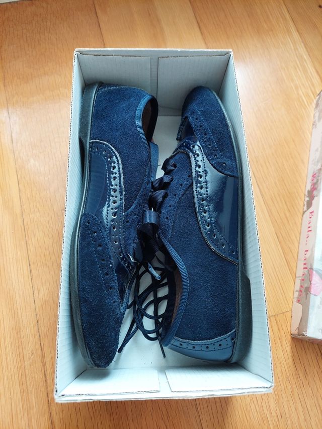 Zapatos niña en ante y charol. Usados una vez.