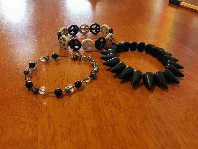 Pulseras Claire's pinchos hippie y abalorios