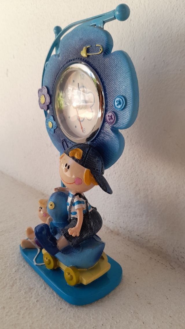 Orologio decorativo con motivi per bambini.