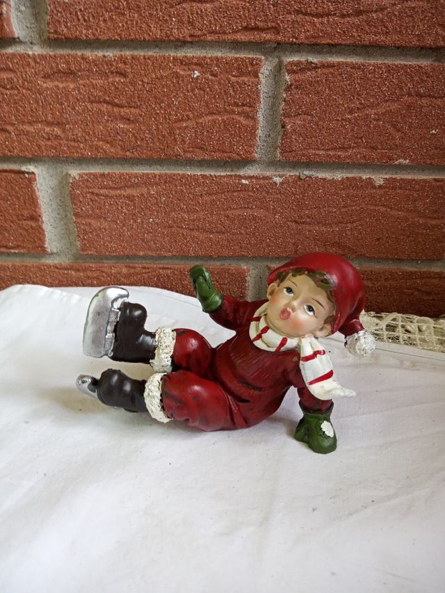 Statuetta bimbo con pattini nuovo